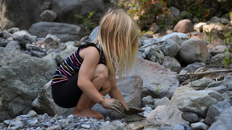 enfant-jouant-boue