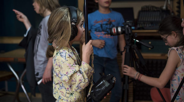 L'Aquarium ciné-café propose des stages et ateliers cinéma pour nos petits dès l'âge de 3 ans. L'Aquarium ciné-café propose des stages et ateliers cinéma pour nos petits dès l'âge de 3 ans.