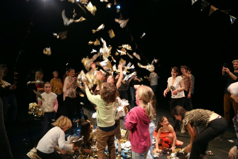 Bal intergénérationnel "en chaussettes" dans le cadre de la journée famille où les enfants sont les chefs d'orchestre !