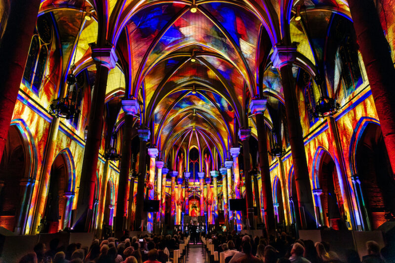 Le spectacle immersif Luminescence est à voir tout le mois de mai 2025 à la Basilique Saint-Bonaventure