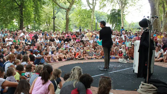 Le Pole 9 MJC Centre Social souffle les 25 bougies des Dimanche de l'Île Barbe tout le mois de juillet 2025