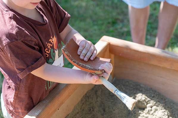 Nos kids deviennent de vrais petits citoyens romains grâce à une série d'ateliers proposés par Lugdunum, musée et théâtre antiques cet été 2025. 