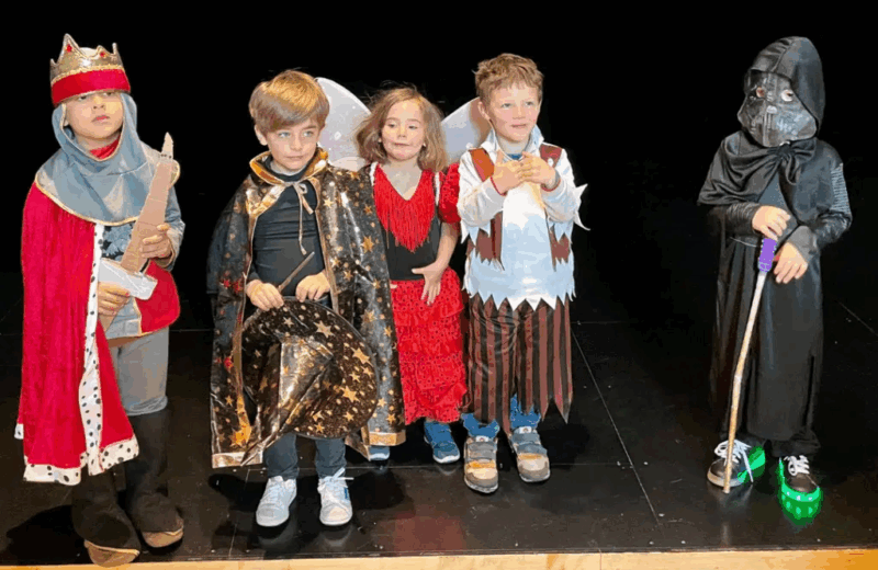 Clôturer les vacances en devenant le personnage de nos rêves ! Direction le Théâtre L'île Ô pour nos petits avec une semaine de stage découverte théâtre du 25 au 29 août 2025