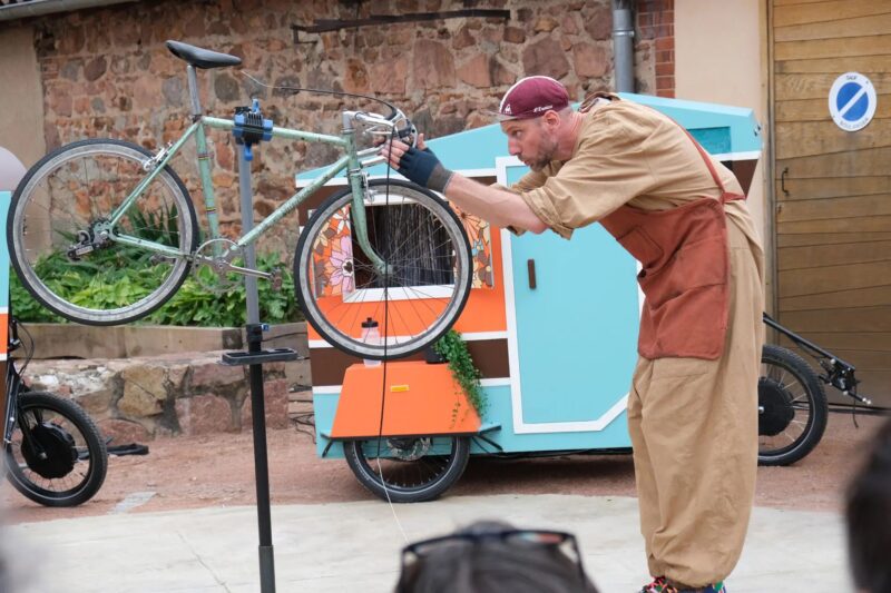 Biclou installe tout son attirail de vélo pour un après-midi en plein air déjanté devant les Célestins le samedi 20 septembre 2025