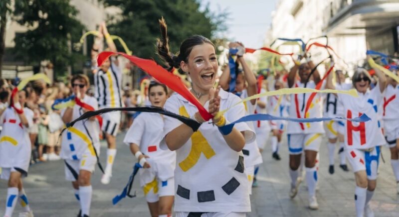Rendez-vous avec toute la famille, rue de la République à 16h pour le cortège de la plus célèbre et joyeuse des fêtes à ciel ouvert : le Défilé de la Biennale de la Danse.