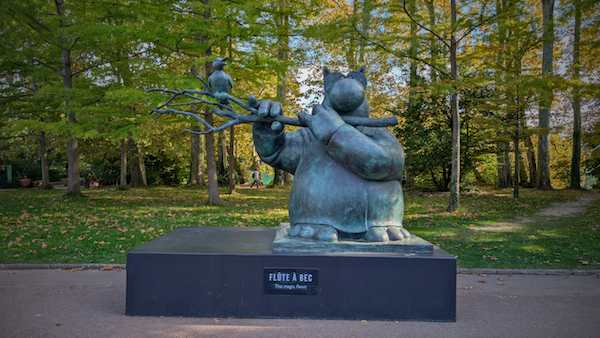 Le chat de Geluck s'est glissé dans la Parc de la Tête d'Or pour une balade inédite jusqu'au 1er mars 2026. 