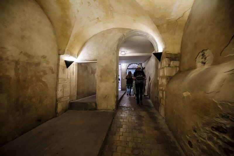 Arpentez les dizaines de traboules accessibles dans le Vieux Lyon et la Croix-Rousse et marchez sur les traces de l'Histoire de la ville en famille 